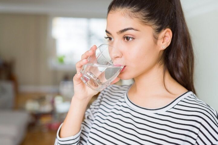 Regular consumption of clean water is the key to successful weight loss of 10 kg in a month. 